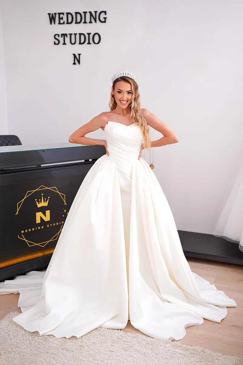 turcin u srbiji i njegova zena isprobavaju vencanice u wedding studio n, salonu za iznajmljivanje vencanica u nisu