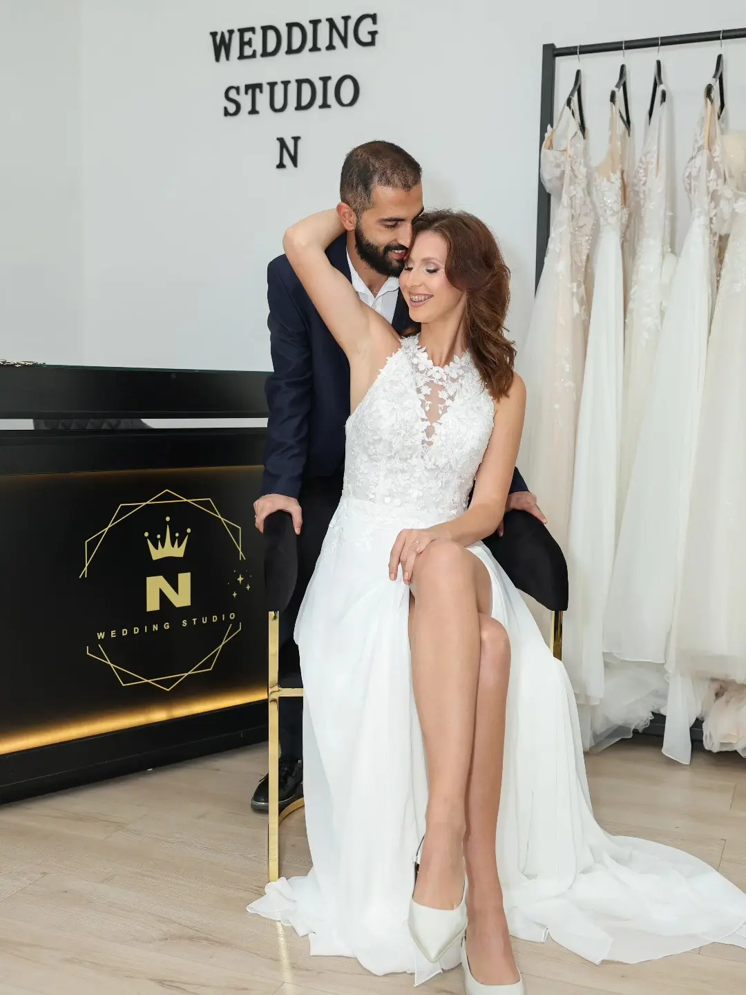 turcin u srbiji i njegova zena isprobavaju vencanice u wedding studio n, salonu za iznajmljivanje vencanica u nisu
